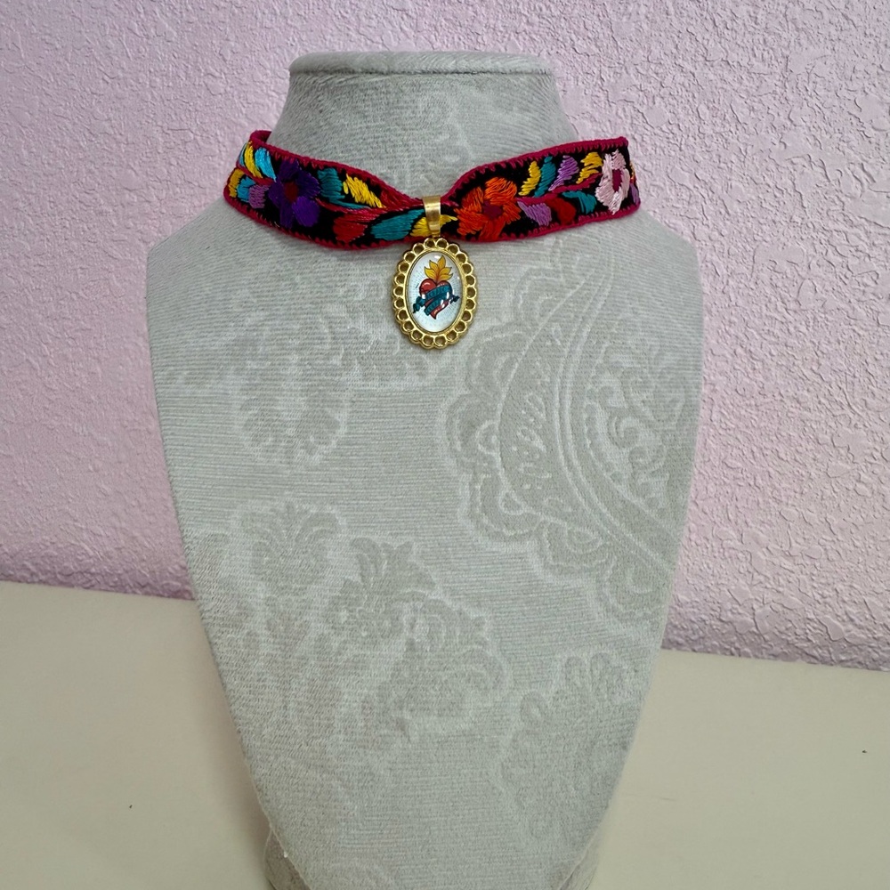 Embroidered Floral  Choker Necklace with Gold Pendant - Pink